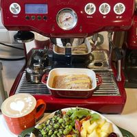 可能是咖啡杯、咖啡機、水波蛋、咖啡和文字的圖像