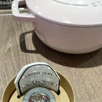 可能是泡茶器和顯示的文字是「 CRYSTALS CRYSTALS BY SWAROVSKI ROVSKI 2OVSKI 」的圖像
