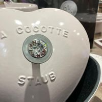 可能是香氛和顯示的文字是「 Adorned-with crystals 6y Swarovskio COCOTTE STAUE 」的圖像