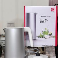 可能是泡茶器、研磨機、熱水器、咖啡機和顯示的文字是「盛 金町 Ж ZWILLING ZWILLING*ENFINIGY ENFINIGY ELECTRIC KETTLE 意國雙人電熱水壶1.5L 1.5L ZWILLING 」的圖像