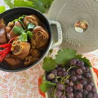 可能是香菇、無花果、龍眼和顯示的文字是「 STAUB STAUB 」的圖像