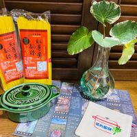 可能是義大利麵、茶、豆腐、火柴盒、紫蘇和文字的圖像