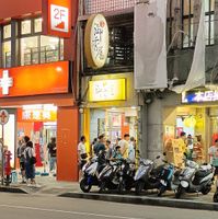 可能是 5 個人、速克達、街道和文字的圖像
