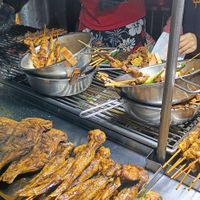 可能是烤羊肉串和壽司的圖像