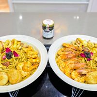 可能是蝦、炒麵和義大利麵的圖像