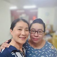 可能是 1 人、微笑、眼鏡和醫院的圖像