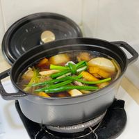 可能是香菇、火鍋、豆腐和文字的圖像