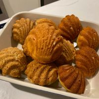 可能是半圓形餡餅、椰子馬卡龍和蛋糕的圖像