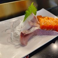 可能是壽司和生魚片的圖像