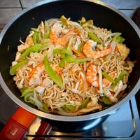可能是炒麵、拉麵、義大利麵和麵的圖像