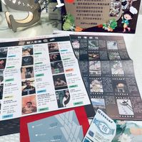 可能是 2 個人、票根、拍立得和文字的圖像