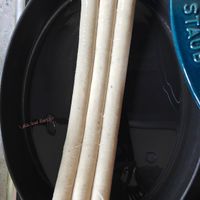 可能是鬆餅機、麵包棒和法式長棍麵包的圖像
