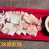 可能是豆腐和顯示的文字是「 10g STAUB 13/60 13/60五味醬軟絲」的圖像