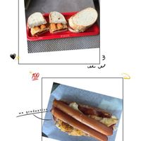 可能是‎熱狗、潛艇堡、法式長棍麵包、總匯三明治和‎顯示的文字是「 ‎ETAUB 100 w للل ue 3 س W w graduation arad 14/ 14/60帕尼尼三明治‎」‎‎ 的圖像