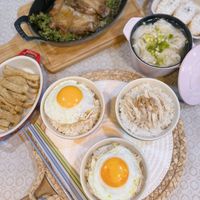 可能是粥、水波蛋、拉麵、豆腐、麵和文字的圖像