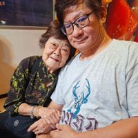可能是 2 個人、微笑的人和文字的圖像