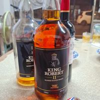 可能是‎飲料和‎顯示的文字是「 ‎ה' κΙ ROL BLENDED So 1500ml KING ROBERT II BLENDED SCOTCH BLENDEDSCOTCHWHISKY WHISKY TREBLE MATURED 500ml 10% staub RAaHb รรสบั้ล‎ 」‎‎ 的圖像