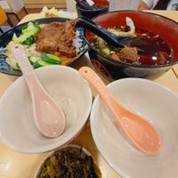 可能是粥、拉麵、火鍋和文字的圖像