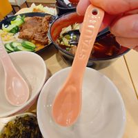 可能是木湯匙、火鍋和顯示的文字是「 STAUI 」的圖像