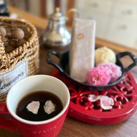 可能是咖啡杯、咖啡、咖啡機、千日紅和文字的圖像