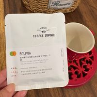 可能是咖啡杯、茶、咖啡、咖啡機、矢車菊和文字的圖像