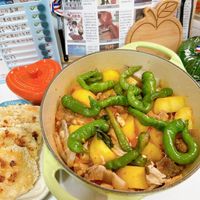 可能是 3 個人、豆腐和文字的圖像