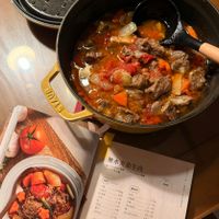 可能是火鍋、燉小牛膝和文字的圖像