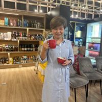 可能是 1 人、咖啡杯和睡衣的圖像