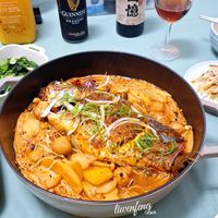 可能是麵、豆腐、火鍋和文字的圖像
