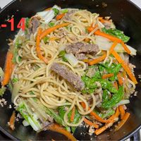 可能是義大利麵、肉排、麵、炒麵和文字的圖像