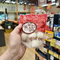 可能是豆腐、香菇和顯示的文字是「 TABLES !FREYS ይ= Muchi Muchimuchi muchi 蛋瘦屋來 奄島 黑親 うずら卵 sase 須冷藏 須冷藏蛋 ነይ 蛋力 清排 att 119 15 VOS 131 」的圖像