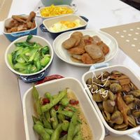 可能是拉麵和顯示的文字是「 ខស. PAW ing 」的圖像