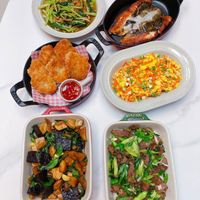 可能是炒麵、炒飯、豆腐、炸丸子和文字的圖像