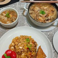 可能是炒麵、豆腐、炒飯和文字的圖像
