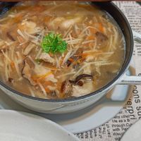可能是拉麵、香菇和文字的圖像