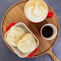 可能是咖啡杯、咖啡和肉餡餅的圖像