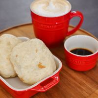 可能是燕麥餅乾、咖啡、椰子馬卡龍、咖啡杯和文字的圖像