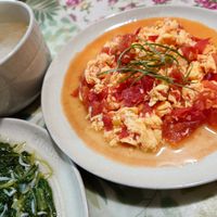 可能是豆腐、粥和煙燻鮭魚的圖像
