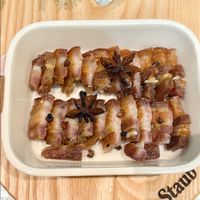 可能是顯示的文字是「 Staud 」的圖像