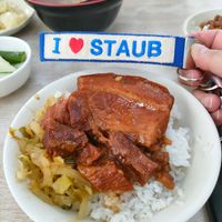 可能是食物和顯示的文字是「 I I STAUB 」的圖像