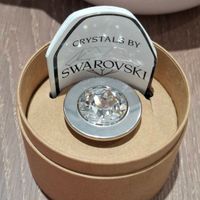 可能是腕錶和顯示的文字是「 CRYSTALS BY SWAROVSK MAROVSKI 」的圖像