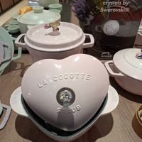 可能是顯示的文字是「 Adorned with crystals by Swarovski® OSYPAUD AUB O0 11 STLUB LARCOCOTTE COCOTTE O 」的圖像