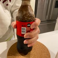 可能是 1 人、飲料和文字的圖像