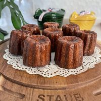 可能是蛋糕和顯示的文字是「 STAUB 」的圖像