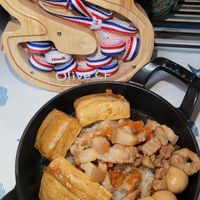 可能是豆腐、拉麵和顯示的文字是「 ሰቨ បទា quess staub POSUU staub OliveCF Olive.CF CF 」的圖像