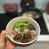 可能是拉麵、麵、火鍋、香菇和粥的圖像