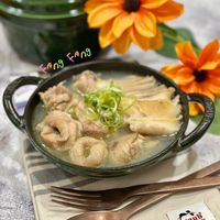 可能是豆腐、粥和顯示的文字是「 FANg GANg staub® sta stauh Pe aFronce Hance 」的圖像