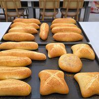 可能是法式長棍麵包、半圓形餡餅和巴布卡麵包的圖像