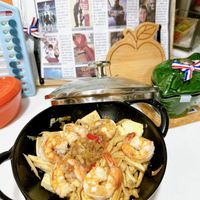 可能是 1 人、豆腐、蝦、義大利麵、西班牙大鍋飯和文字的圖像