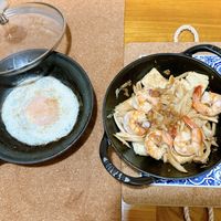 可能是蛋黃、水波蛋和蝦的圖像